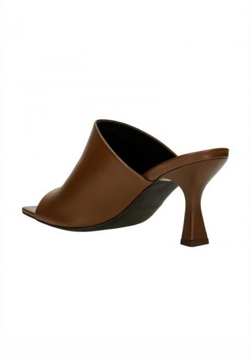 Босоножки на каблуке