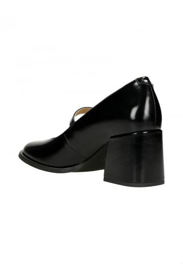 Туфли с высоким носом