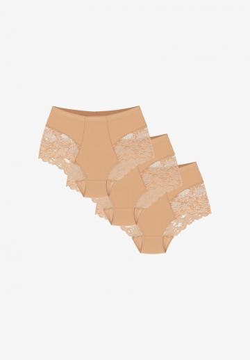 Трусы на бедрах