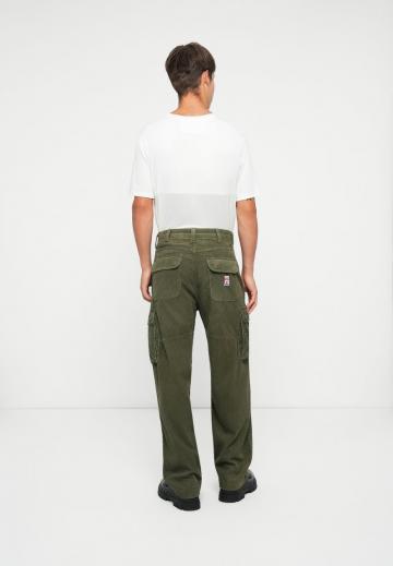 Брюки с накладными карманами