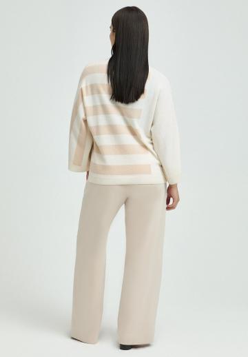 Пуловер в полоску