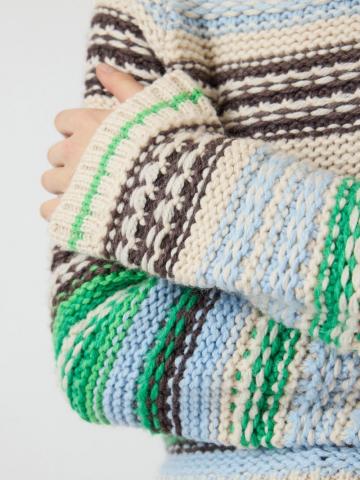 Пуловер в полоску