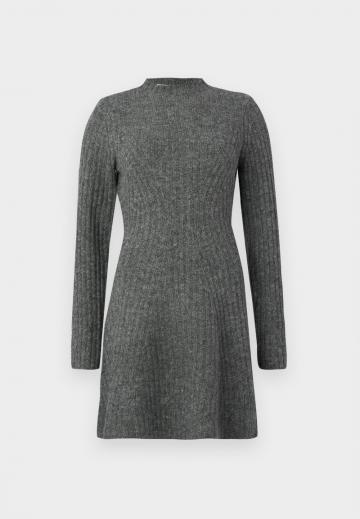 Вязаное платье