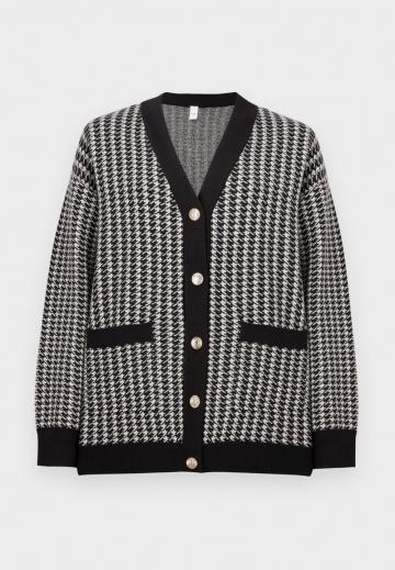 Жаккардовая вязаная кофта