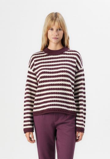 Пуловер в полоску
