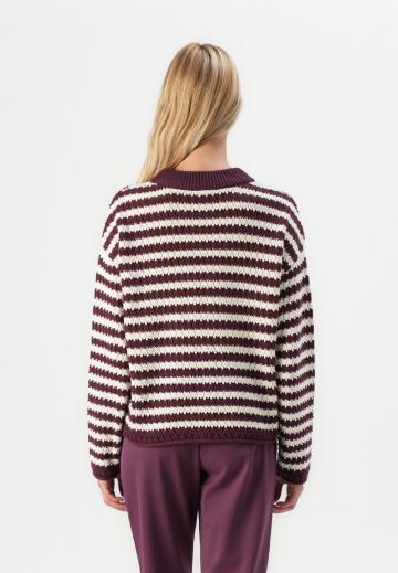 Пуловер в полоску