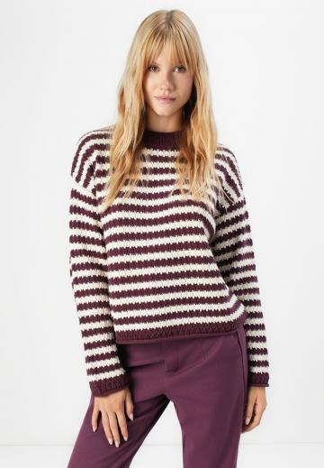 Пуловер в полоску