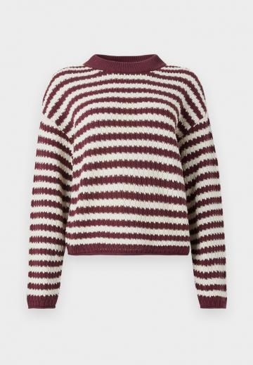 Пуловер в полоску