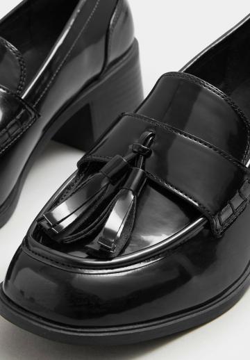 Туфли с высоким носом