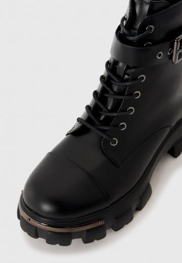 Ботинки на шнуровке