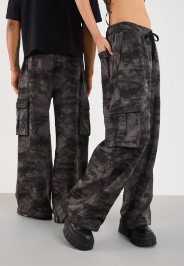 Брюки с накладными карманами