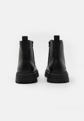 Ботинки на шнуровке