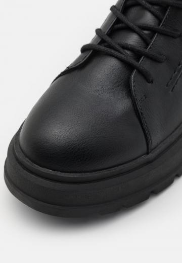 Ботинки на шнуровке