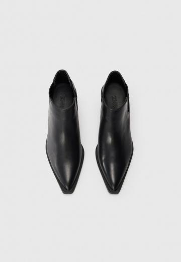 Сапожки на танкетке