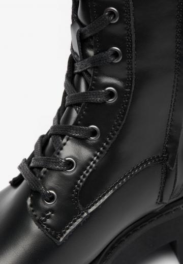 Ботинки на шнуровке