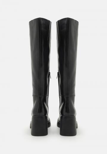 Высокие сапоги