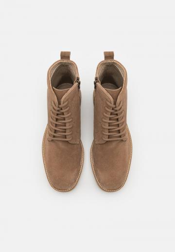 Ботинки на шнуровке