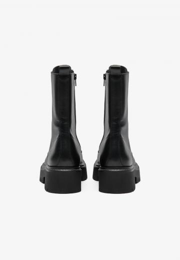 Ботинки на шнуровке