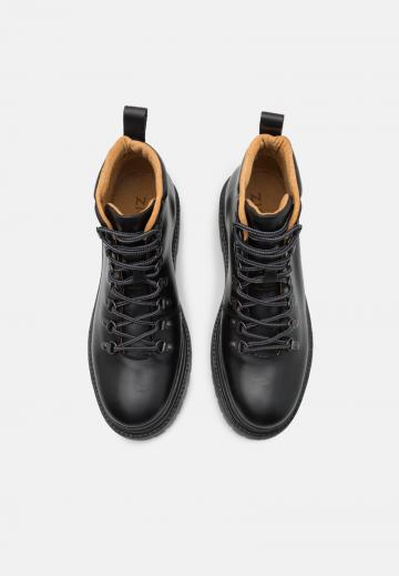 Ботинки на шнуровке