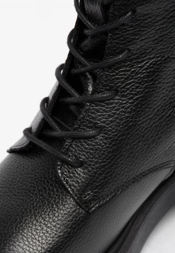 Ботинки на шнуровке