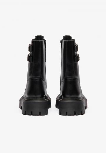 Ботинки на шнуровке