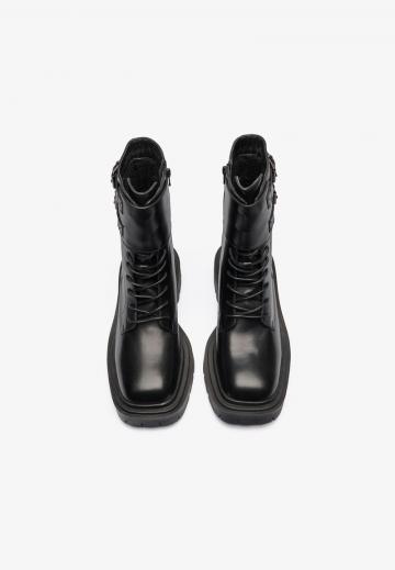 Ботинки на шнуровке