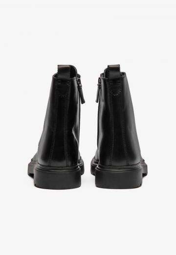 Ботинки на шнуровке