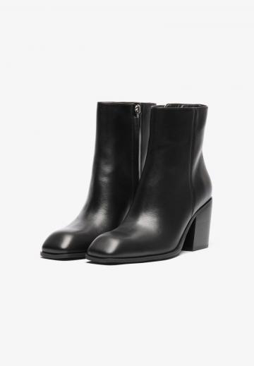 Высокие сапоги