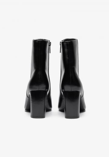 Высокие сапоги