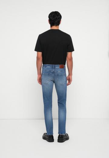 Узкие джинсы