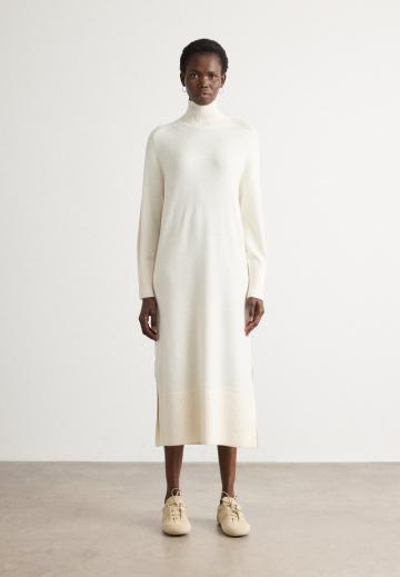 Вязаное платье