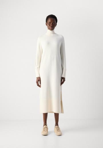 Вязаное платье