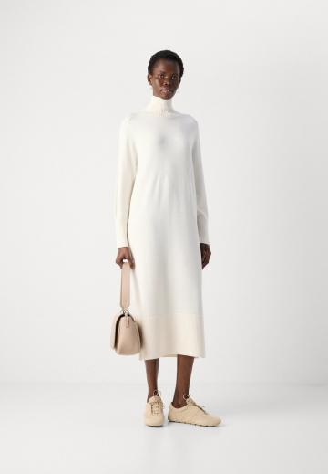 Вязаное платье