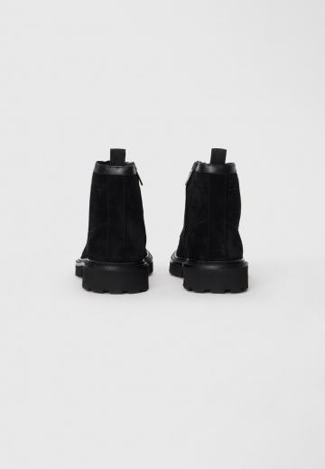 Ботинки на шнуровке