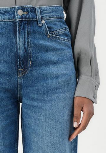 Прямые джинсы