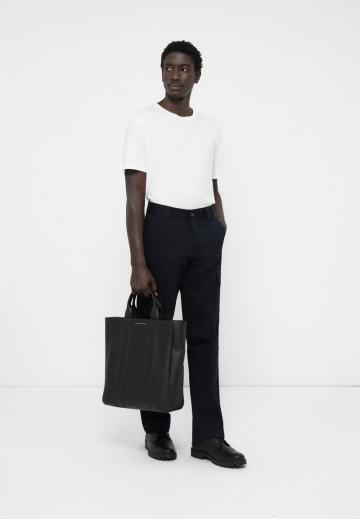 Брюки с накладными карманами