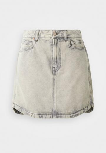 Юбка с накладными карманами