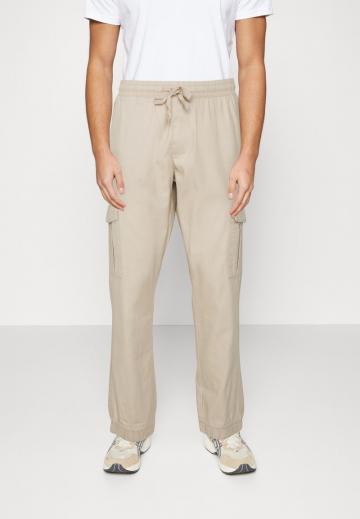 Брюки с накладными карманами