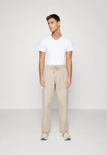 Брюки с накладными карманами