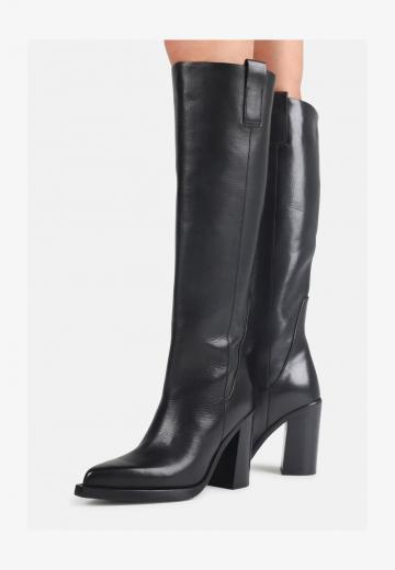 Высокие сапоги