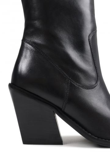 Высокие сапоги