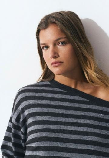 Пуловер в полоску