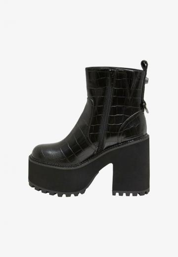 Высокие сапоги