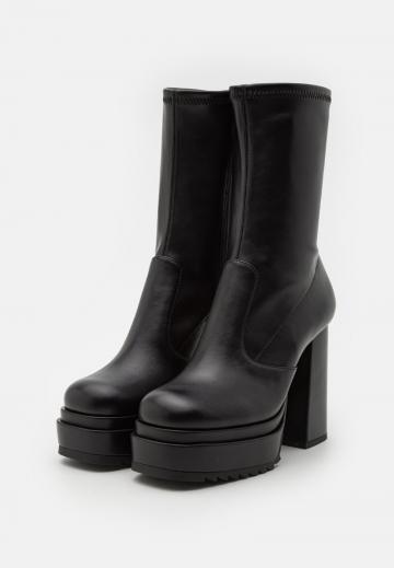 Полусапожки на высоком каблуке