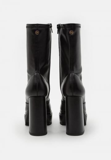 Полусапожки на высоком каблуке