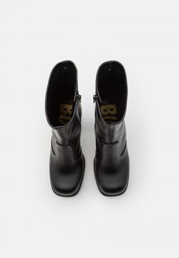 Полусапожки на высоком каблуке