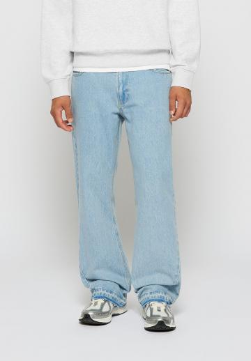 Клешеные джинсы