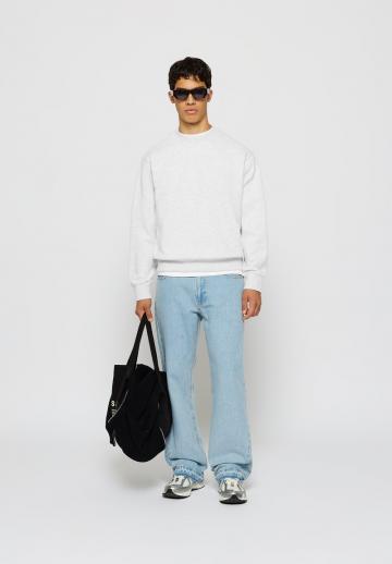 Клешеные джинсы