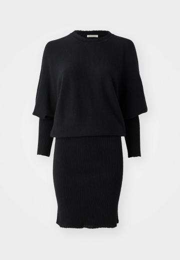 Вязаное платье