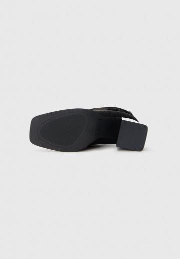 Высокие сапоги